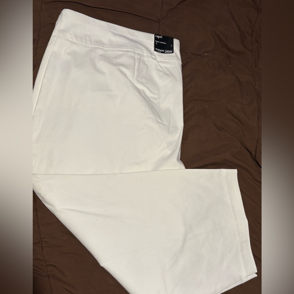 NWT Alfani white Womans Capris. Size 26W
Never worn. From smoke free home - Picture 3 of 6